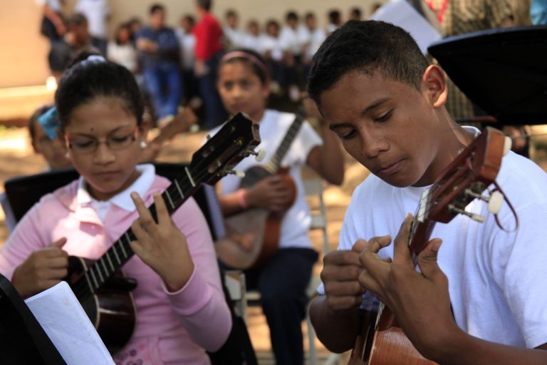 Young Venezuelans playing the Cuatro, a folk music instrument in Latin-America © Punto de Corte, SLIDING Magazine
